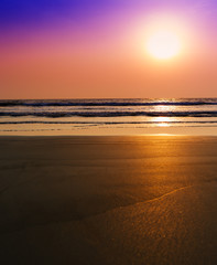 Obraz premium Vertical vibrant unreal dream ocean sunset with tidal waves back