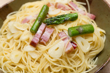 ベーコンとアスパラガスのパスタ
