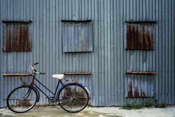 Fototapeta na wymiar old bicycle with zinc wall.