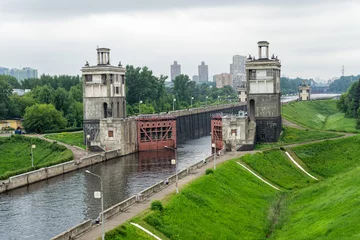 Foto auf Acrylglas Kanal Blick auf den Kanal mit geöffneter Schiffsschleuse gegen Skyline. Moskau, Russland.
