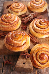 Fototapeta premium cinnamon roll on board