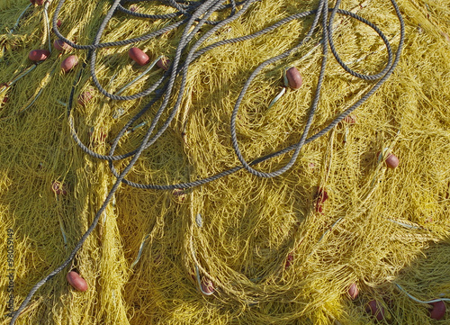 "Leuchtend gelbes Fischernetz in einem griechischen Fischerhafen" Stock