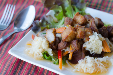 Spicy grilled pork salad with white jelly fungus mushroom