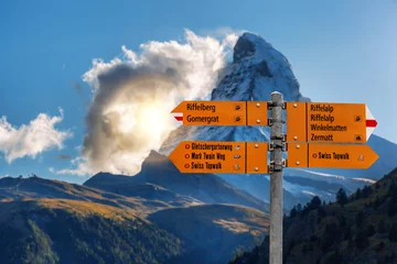 Photo sur Plexiglas Cervin Signpost with famous Matterhorn in Switzerland