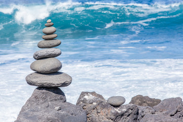  pierres superposées face à l'océan 