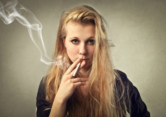 Obraz premium Blonde girl smoking