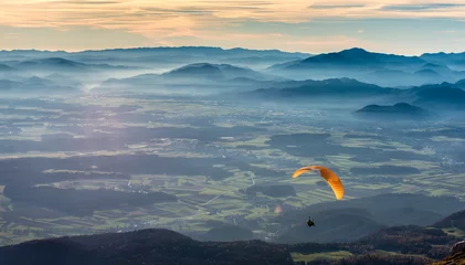 Keuken foto achterwand Luchtsport Paraglider vliegt in de vallei