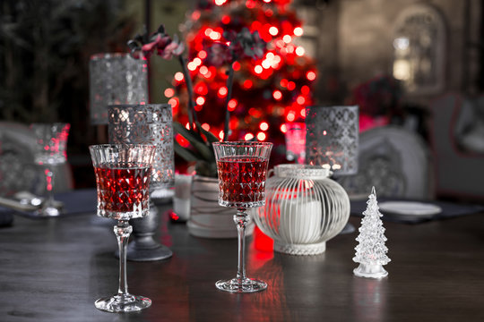 хрустальные бокалы с вином на праздничном столе
