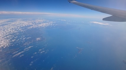 Vista aérea de Reino Unido y el mar desde un avion