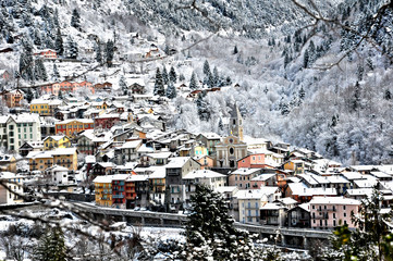 Fototapeta na wymiar Village de montagne en hiver