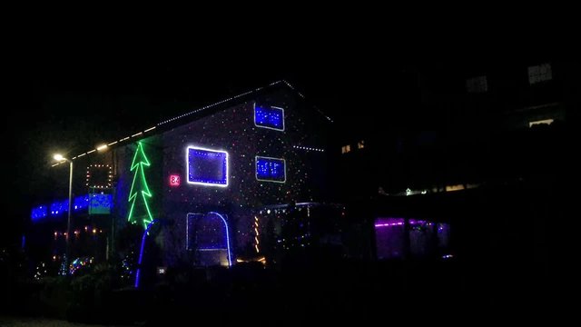 Weihnachtsbeleuchtung an einem Haus