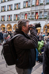 Fotograf mit Rucksack in Innenstadt