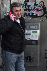 Mann telefoniert gutgelaunt