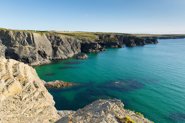 Obraz premium Beautiful North Cornwall coastline with turquoise blue sea near Newquay in summer from the south west coast path