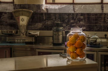 Leckere Orangen liegen in einem Glas in einer Küche