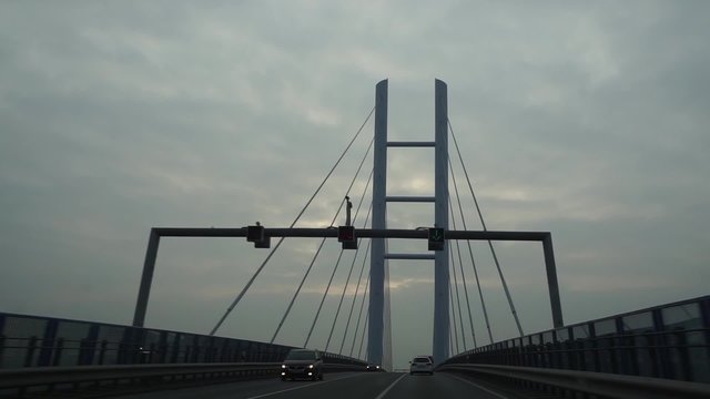 Autofahrt Neue R&uuml;genbr&uuml;cke Totale D&auml;mmerung