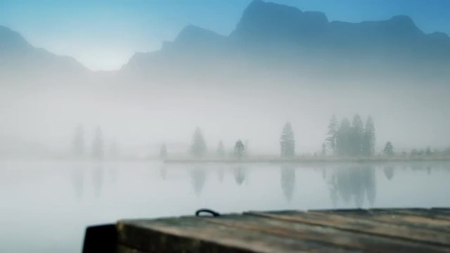 Ein nebeliger Morgen am See mit Steg im Vordergrund