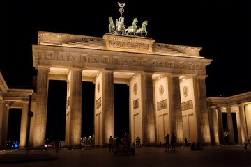 Obraz premium Brama Brandenburska nocą