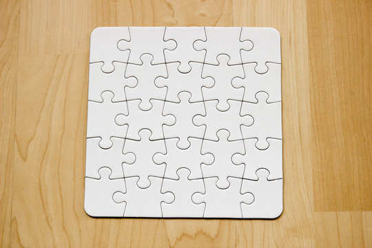 Wei&szlig;en Puzzles auf Holzuntergrund