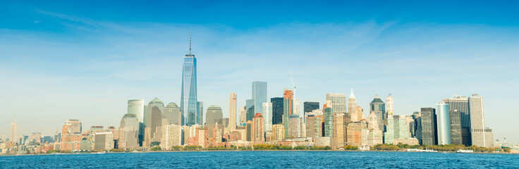 Naklejka premium Downtown Manhattan over East river. Panoramic giant view