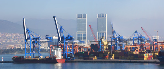 Big cargo ship waiting to be loaded in the izmir port of Alsancak. - obrazy, fototapety, plakaty