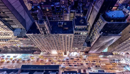 Hochwinkelansicht der New Yorker Wolkenkratzer bei Nacht © jovannig