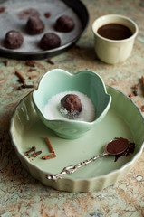 piccoli biscotti invernali speziati al cacao e caffè in preparazione; ciotole di caffè, zucchero, cucchiaino con cacao e spezie sparse su base verde