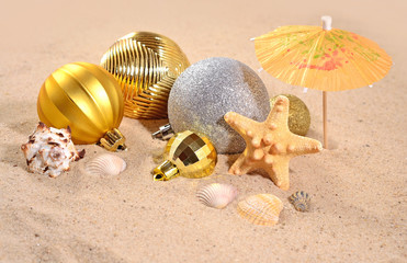 Fototapeta na wymiar Christmas decorations, seashells and starfish