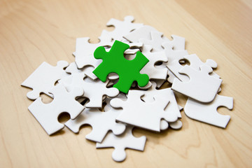 Das passende Puzzleteile aus dem Haufen finden
