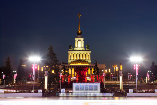  Ледовый каток  в Москве новогодним зимним вечером.