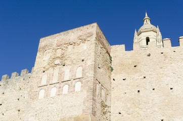 Fototapeta na wymiar Detalle de la Muralla de la Ciudad Vieja de Segovia, España.