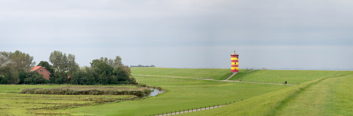 Panorama mit Ausblick auf den Pilsumer Leuchtturm an der Nordsee