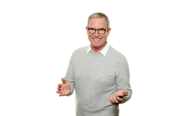 Senior mit Smartphone gestikuliert