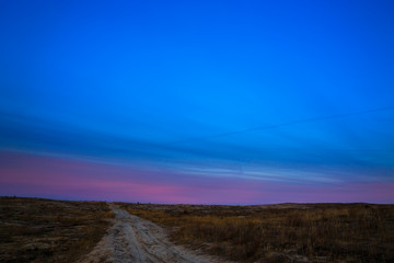 Obraz premium Clouds in the sky against a background of dawn.
