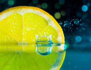 Panele Szklane Podświetlane  pomarańczowy z pluskiem wody na powierzchni wody