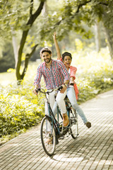 Obraz premium Young couple riding on the bicycle