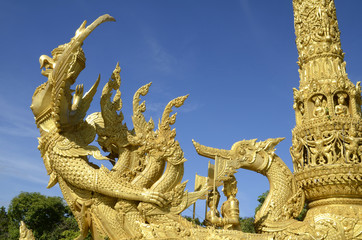 Fototapeta na wymiar Buddhastatue und Tempel in Thailand