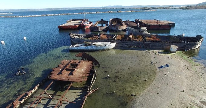 vol d'un drone au dessus d'un cimeti&egrave;re de bateaux