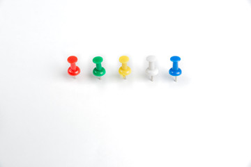 Vier farbige Pins
