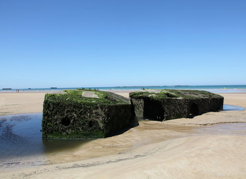 Vieux caissons de guerre visibles &agrave; mar&eacute;e basse.