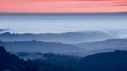  Mistige glooiende heuvels zonsondergang. Russian Ridge Open Space Preserve, San Mateo County, Californië, VS. © Yuval Helfman