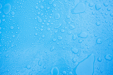 Wassertropfen auf eine blaue Oberfläche 02