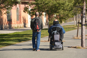 paseando en una silla de ruedas