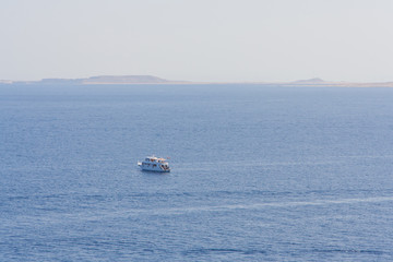 Obraz premium Big white boat in Red Sea.