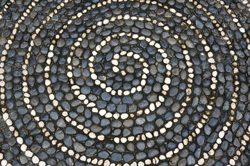Sol en mosaïque de galets avec motif en spirale