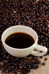 Obraz na płótnie Canvas Roat coffee beans and americano coffee