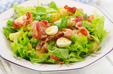 Warm salad with bacon and potato.