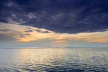 Obraz premium Dramatic rain cloud,sea and sky at dusk