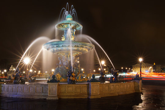 Fontaine de la place de la Concorde à Paris la nuit