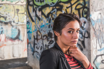 Obraz premium Beautiful girl posing in an urban context